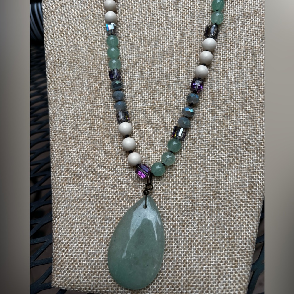 Chic Beaded Necklace with Green Pendant - Picture 2 of 3